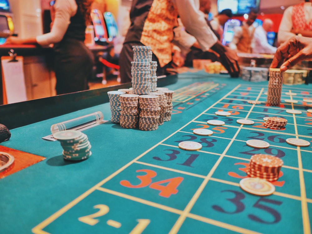 Meja permainan kasino dengan tumpukan chip poker