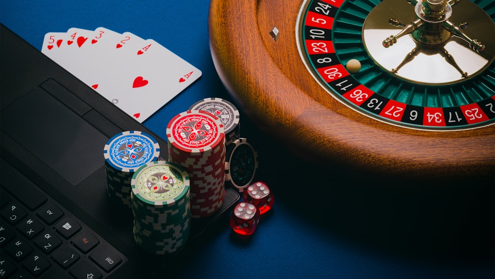 Roda roulette kasino dengan chip bertaburan