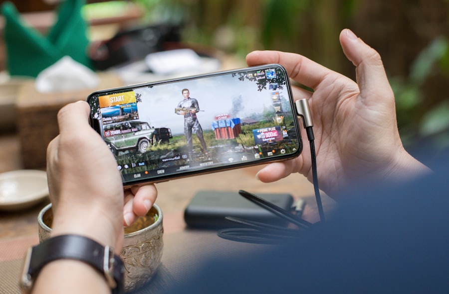 Pengguna bermain game di ponsel cerdas dengan nyaman