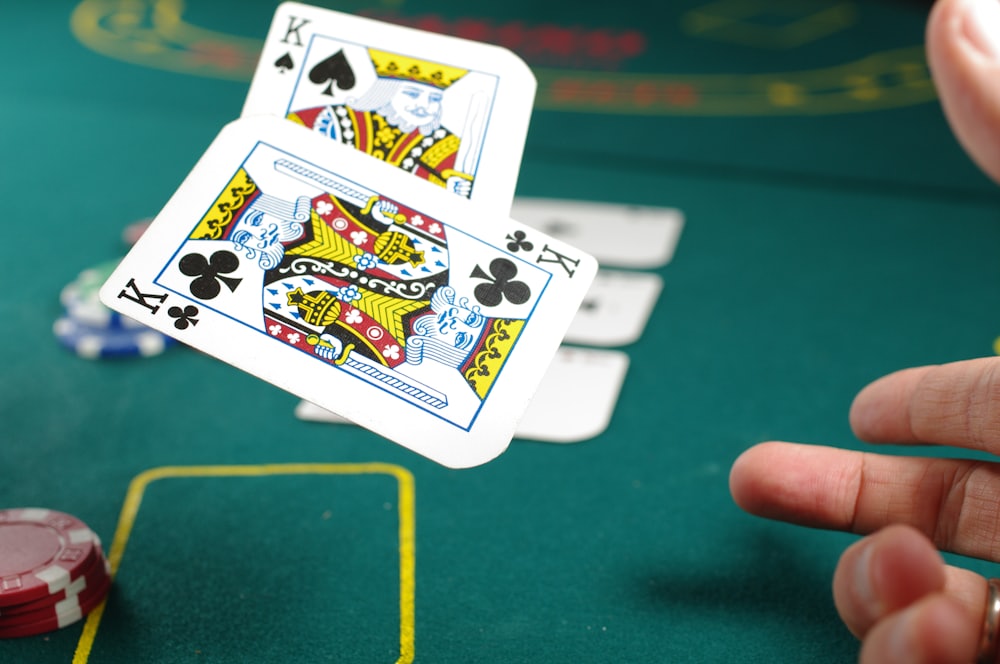 Pemain sedang memegang kartu poker