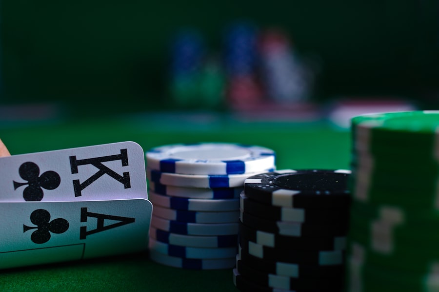 Kartu remi dan chip poker di meja